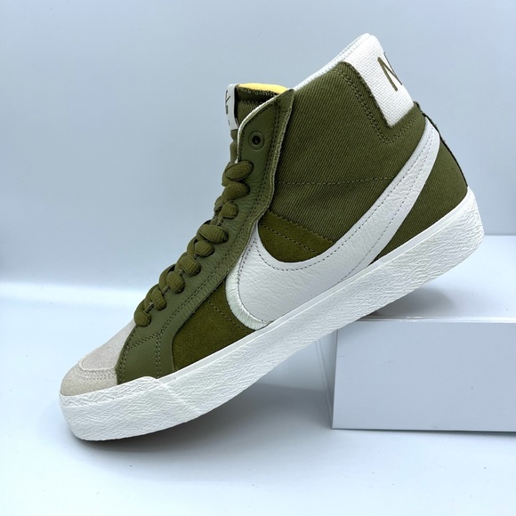 Nike Zoom Blazer Mid Premium Sneakers - Picture 6 of 15